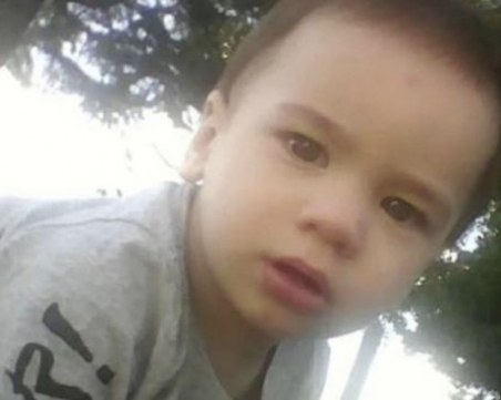 Рибар спаси бебе, носещо се като кукла по течението на океана