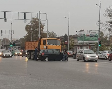 Тапа на Централна гара в Пловдив! Камион и кола се блъснаха