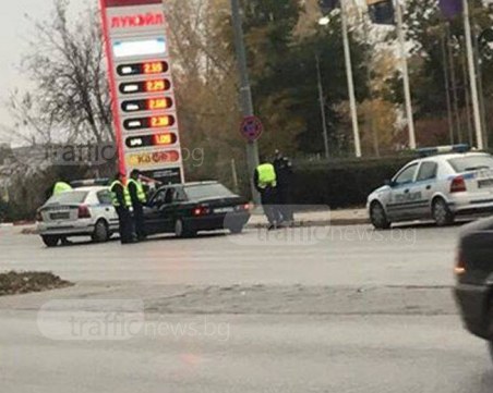 Зрелищна гонка и арести в Пловдив! Двама са с белезници, униформени обискират мерцедес СНИМКИ