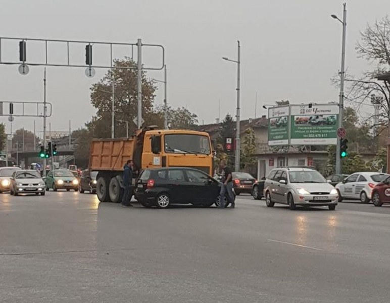 Тапа на Централна гара в Пловдив! Камион и кола се блъснаха