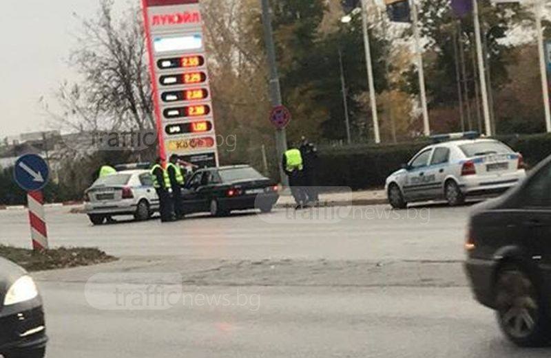 Зрелищна гонка и арести в Пловдив! Двама са с белезници, униформени обискират мерцедес СНИМКИ