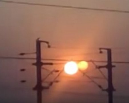 Индиец видя и засне изгрева на... две слънца. В опасност ли сме? ВИДЕО