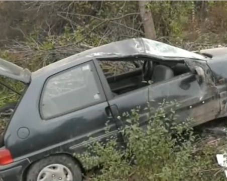 Колата от тежката катастрофа, при която загина жена, изхвърчала в дере ВИДЕО