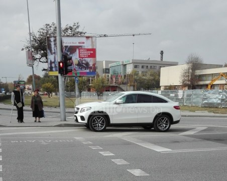 Безумно паркиране! Шофьор спря колата си на кръстовище в Пловдив СНИМКИ