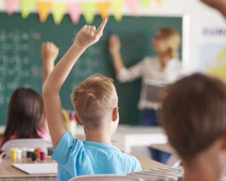 Учителите ще взимат чисто по 1100 лева, обяви образователният министър