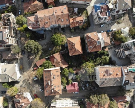 Защо една-единствена улица в центъра на Пловдив остава разбита и неремонтирана? СНИМКИ