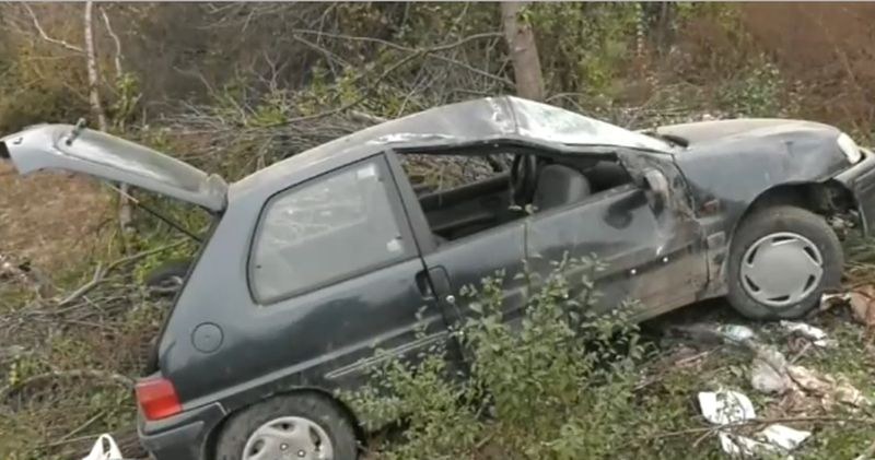 Колата от тежката катастрофа, при която загина жена, изхвърчала в дере ВИДЕО