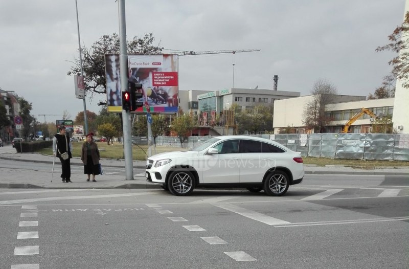 Безумно паркиране! Шофьор спря колата си на кръстовище в Пловдив СНИМКИ