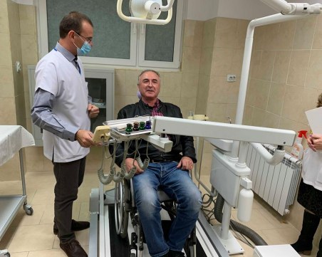 Хората с увреждания в Пловдив вече могат да ходят на зъболекар сами! СНИМКИ