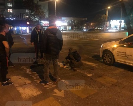 Кола помете колоездач до Полиграфията, мъжът лежи на земята СНИМКИ