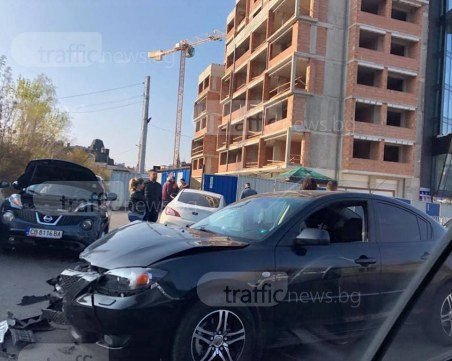 Меле между три луксозни коли СНИМКИ