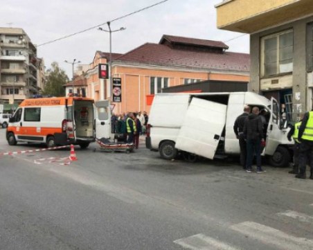 Мобилна бензиностанция се заби в сграда, по чудо няма пострадали СНИМКИ
