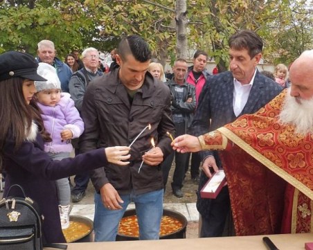 Свещички от Божи гроб горяха в нов парк край Пловдив