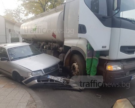 Цистерна с гориво се заби в ауди в центъра на Пловдив СНИМКИ