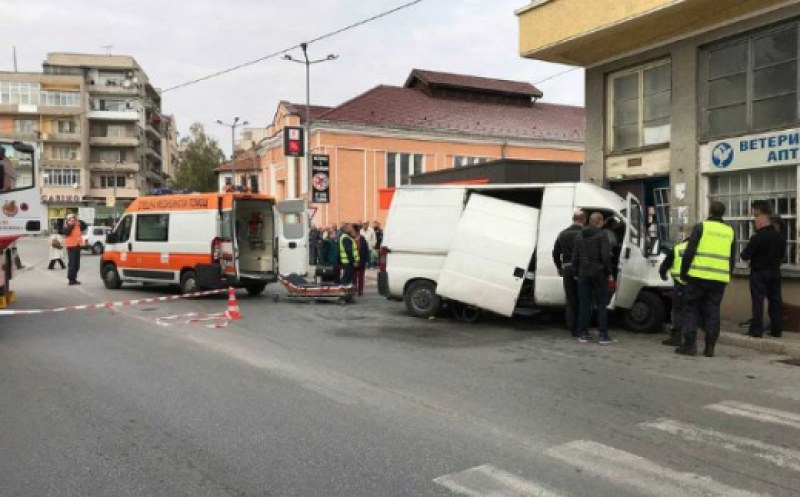 Мобилна бензиностанция се заби в сграда, по чудо няма пострадали СНИМКИ