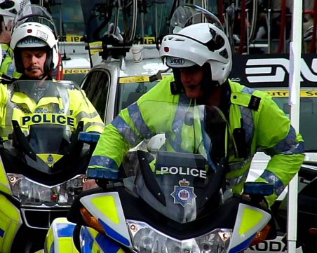 Двама полицаи пострадаха при инцидент пред кортежа на Тереза Мей