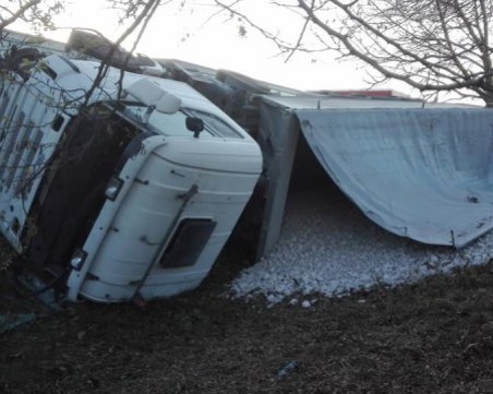 Камион помете шест паркирани коли, заби се в канавка СНИМКИ