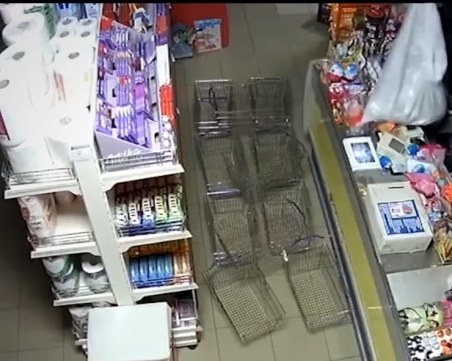 Като на филм: Апаши обраха магазин за 47 секунди ВИДЕО