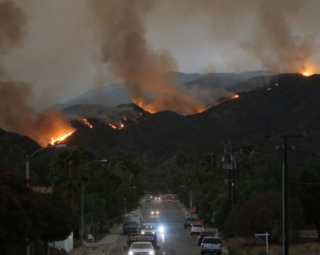 Огнената стихия в Калифорния продължава, 40 000 души бяха евакуирани