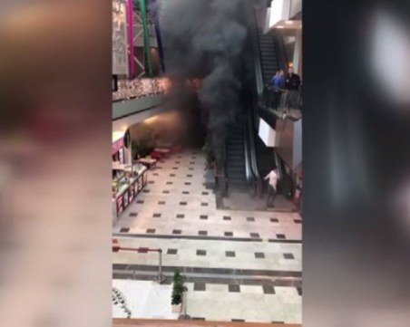 Спасиха 18 души от горящия мол до границата на България