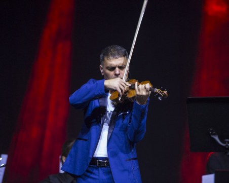 Васко Василев омагьоса с танго, Стинг и Мориконе публиката в Пловдив СНИМКИ