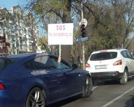 Помощ, тровят ни! Русенци пак блокираха Дунав мост