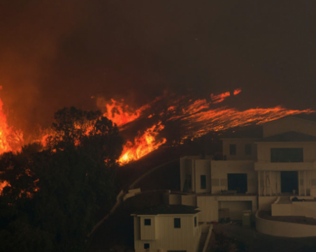 Звезди но шоубизнеса бягат панически от домовете си в Малибу заради пожара