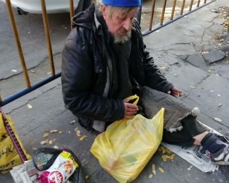 Благородно: Момче от дом за сираци в Пазарджик нахрани възрастен мъж СНИМКИ