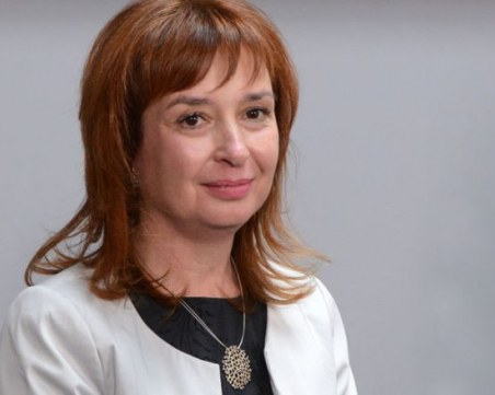 Дългото майчинство е извоювано право, е позицията на държавата