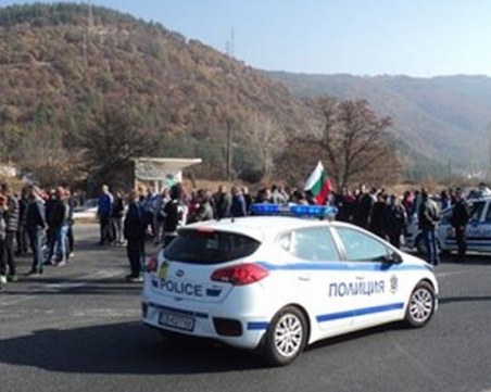 Полиция ще разпръсква протестиращите, които блокираха пътя за Гърция