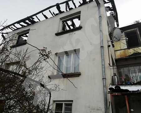 Пожар изпепели къщата на шестчленно семейство в смолянско село СНИМКИ