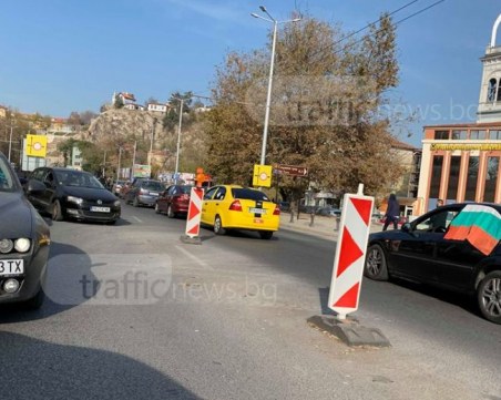 Протест и ВиК ремонт блокира Пловдив, пътници с часове в градския транспорт и таксита СНИМКИ