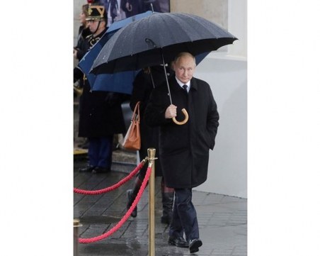 Путин и Тръмп разговаряха “на крак“ в Париж СНИМКИ