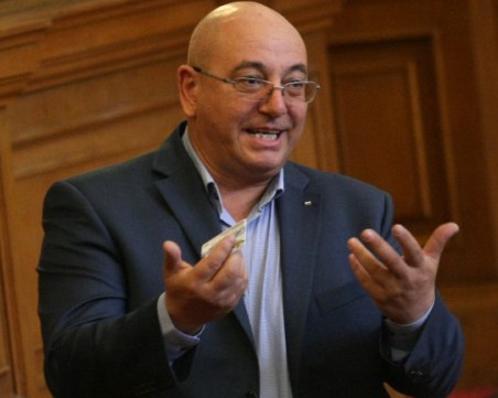 Ревизоро: Политически кръгове плащат за протестите, не можем да свалим цената на горивата