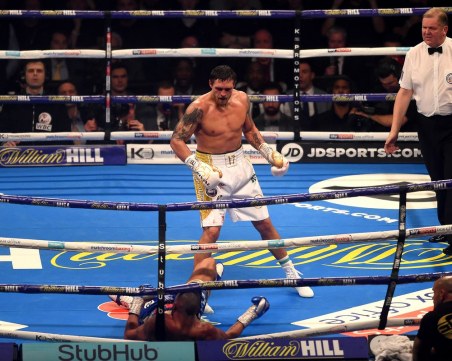 Страховит Усик нокаутира смелия Белю в епична битка ВИДЕО