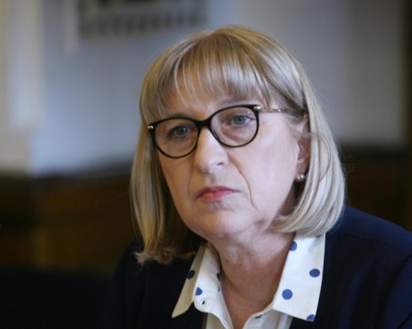 Цецка Цачева защити бонусите в Агенцията по вписванията