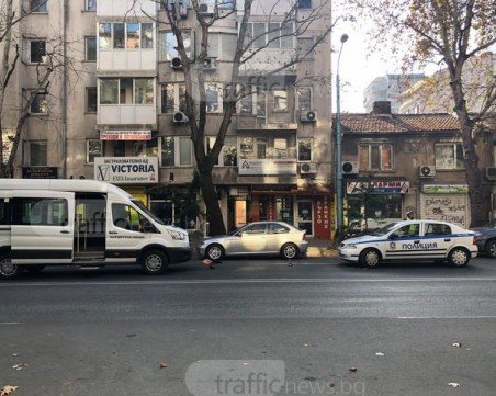 Възрастният мъж, блъснат от маршрутка в Пловдив, остава в болница СНИМКИ