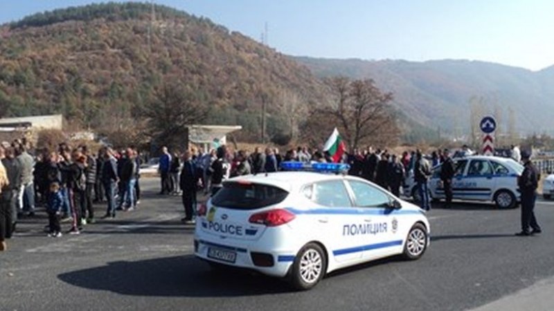 Полиция ще разпръсква протестиращите, които блокираха пътя за Гърция