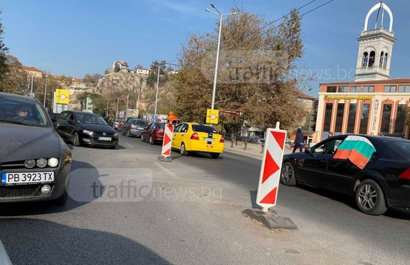 Протест и ВиК ремонт блокира Пловдив, пътници с часове в градския транспорт и таксита СНИМКИ