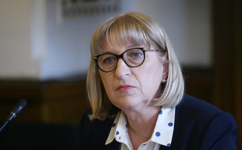 Цецка Цачева защити бонусите в Агенцията по вписванията