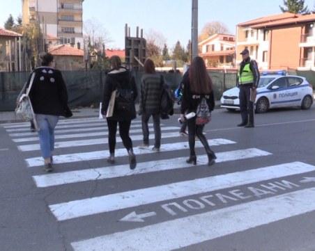 Деца излязоха на шосето, блъснаха тяхна съученичка на пешеходна пътека в Казанлък