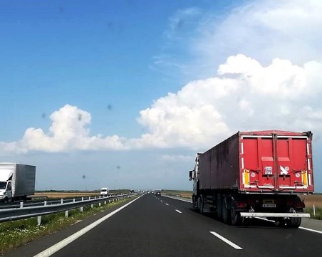 Ограничиха временно движението по АМ Тракия заради разпилян товар от ТИР