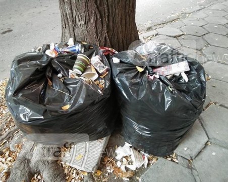 От три седмици чували с боклук стоят на склад на тротоар в Пловдив СНИМКИ