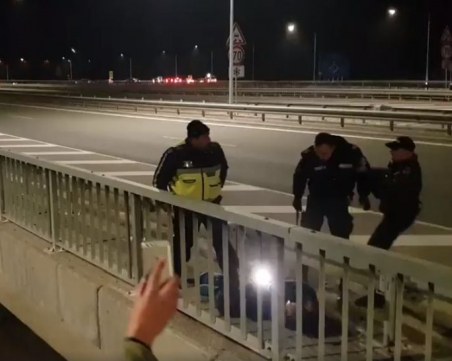 Полицаи бият протестиращ мъж на магистралата, жандармеристи бутат един от полицаите ВИДЕО
