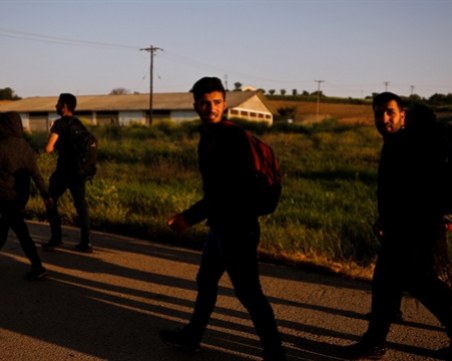 Трафиканти зарязаха 10 бежанци край магистралата до Пловдив