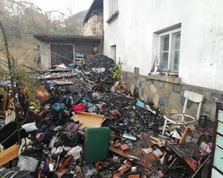 Трите семейства, останали без дом заради пожар в Смолянско, се нуждаят от помощ