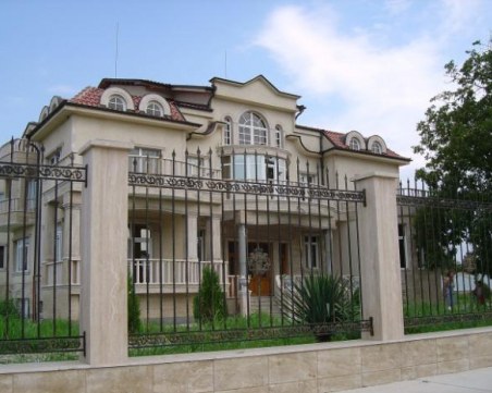 Цар Киро дължи още 42 000 лeва данъци за палатите си в Катуница