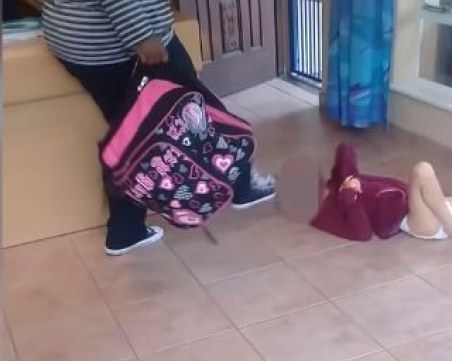 Жестокост: гледачка в ясли рита зверски момиченце - инвалид, защото се изцапало ВИДЕО