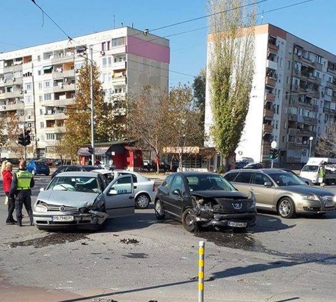 Меле между две коли в Кючука, линейка е на мястото СНИМКА