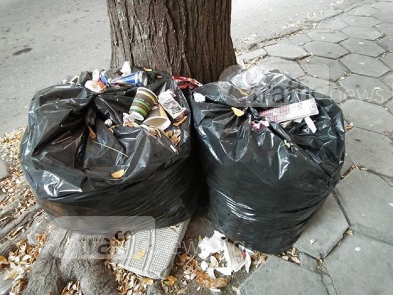 От три седмици чували с боклук стоят на склад на тротоар в Пловдив СНИМКИ
